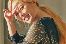 金泫雅大胆抖胸秀身材，网友热议性感风潮引发关注！